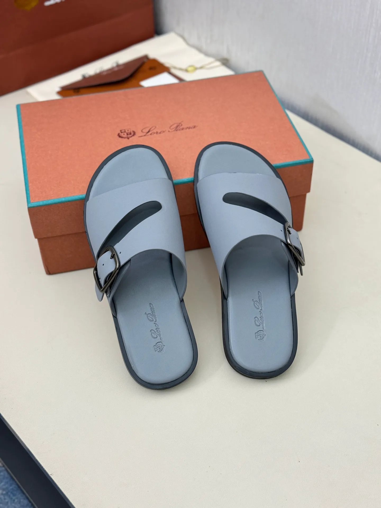 👟👟Ex-factory price 480👟👟 LP Loro Piana*👉Top genuine high-end early spring model👉Buy the original 1:1 copy💯💯💯 Founded the existing Loro Piana company on April 24, 1924. It is now the sixth generation of family business, providing high-quality products to customers who are discerning about taste and quality. ❤️Imported silk calfskin fabric, imported grade A sweat-absorbent and breathable lining 💯💯💯 Purely handmade 💯Authentic packaging Original one-to-one molded outsole The favorite sandals of Middle Eastern tycoons Code number: 38-46 (38, 45, 46 customized)